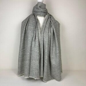 Other Luxury Handwoven Cashmere Scarf Blanket in Grey & White – Cozy Elegance!